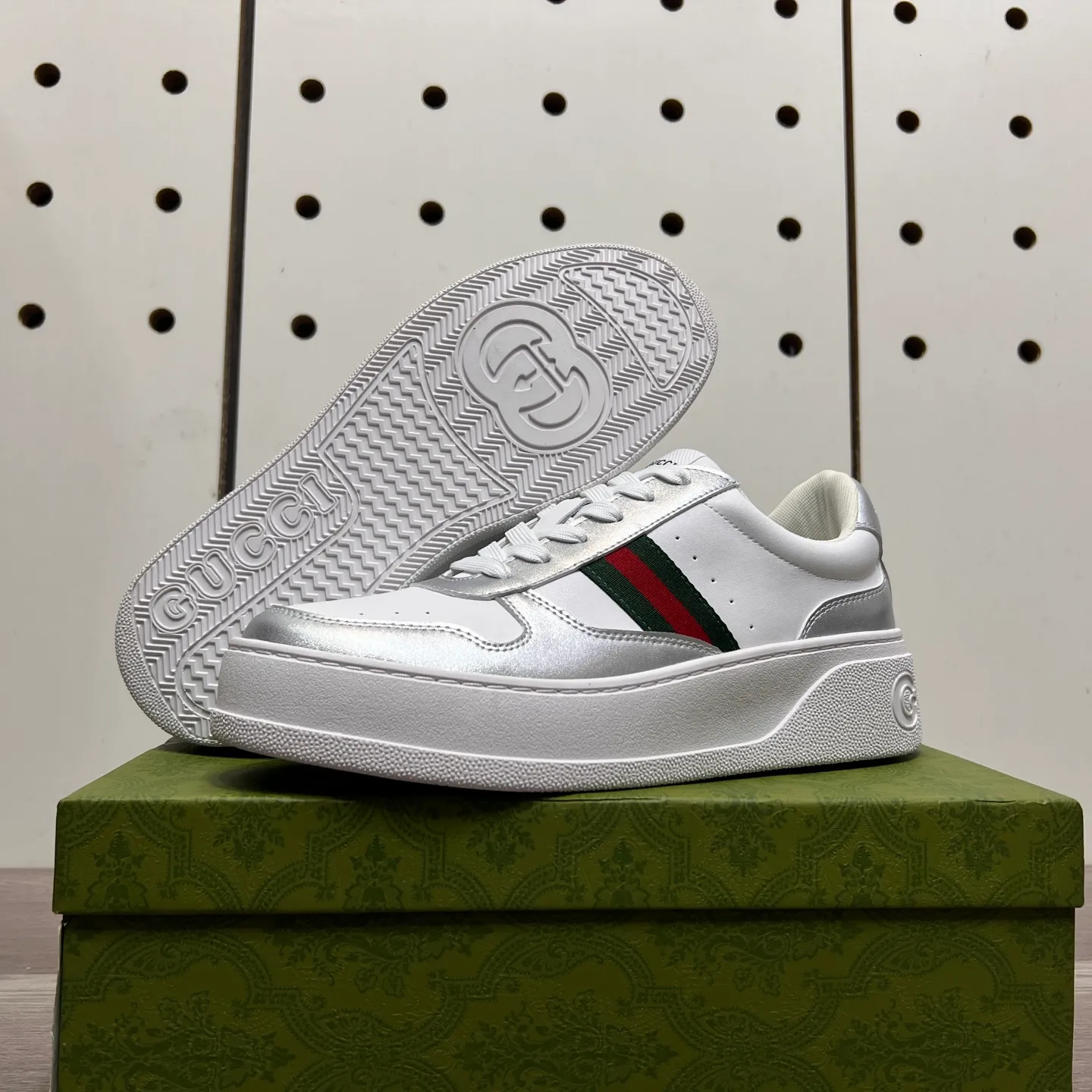 Factory price: 400💰Gucci original quality.~ Unique modern style sneakers. 🏃A must-have casual shoe for trendy men😍😍 Imported cowhide, sheepskin foot pads (refuse to discolor and grind feet) soles: Original soles specially provided by the original factory, French lazy style design ⚠️Fit to the feet, original quality, super comfortable original soles. Just like shooting the real thing 🎬The real thing is better, high-quality sneakers, size: 38-44 (45 and 46 can be customized)